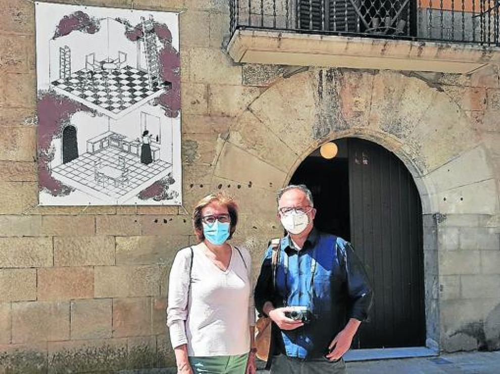 Pepa Mur y Grassa Toro, delante de la Biblioteca de Graus.