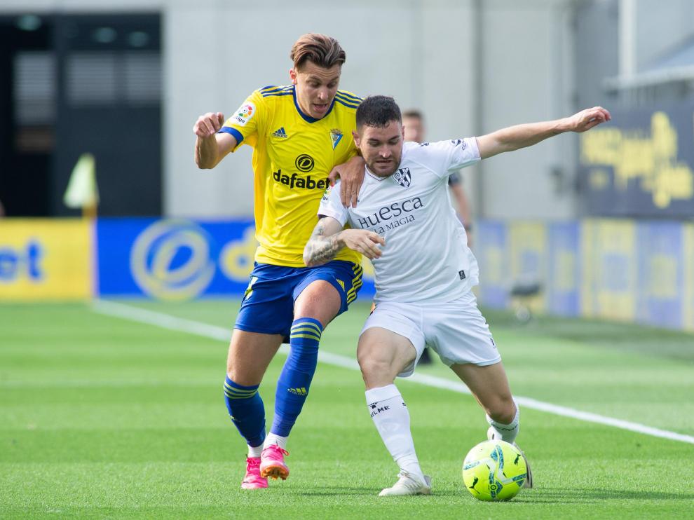 Javi Galán lucha por la pelota con Alejo.