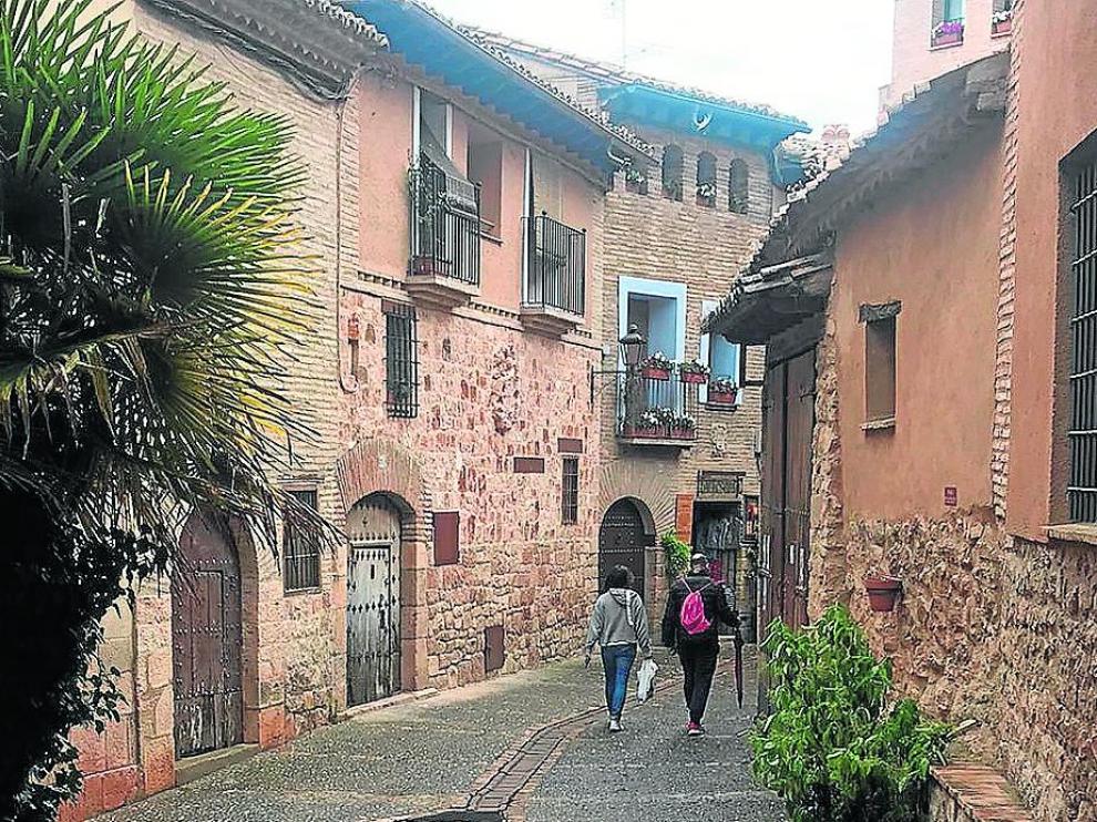 Turistas en una calle de Alquézar durante la jornada de este domingo.