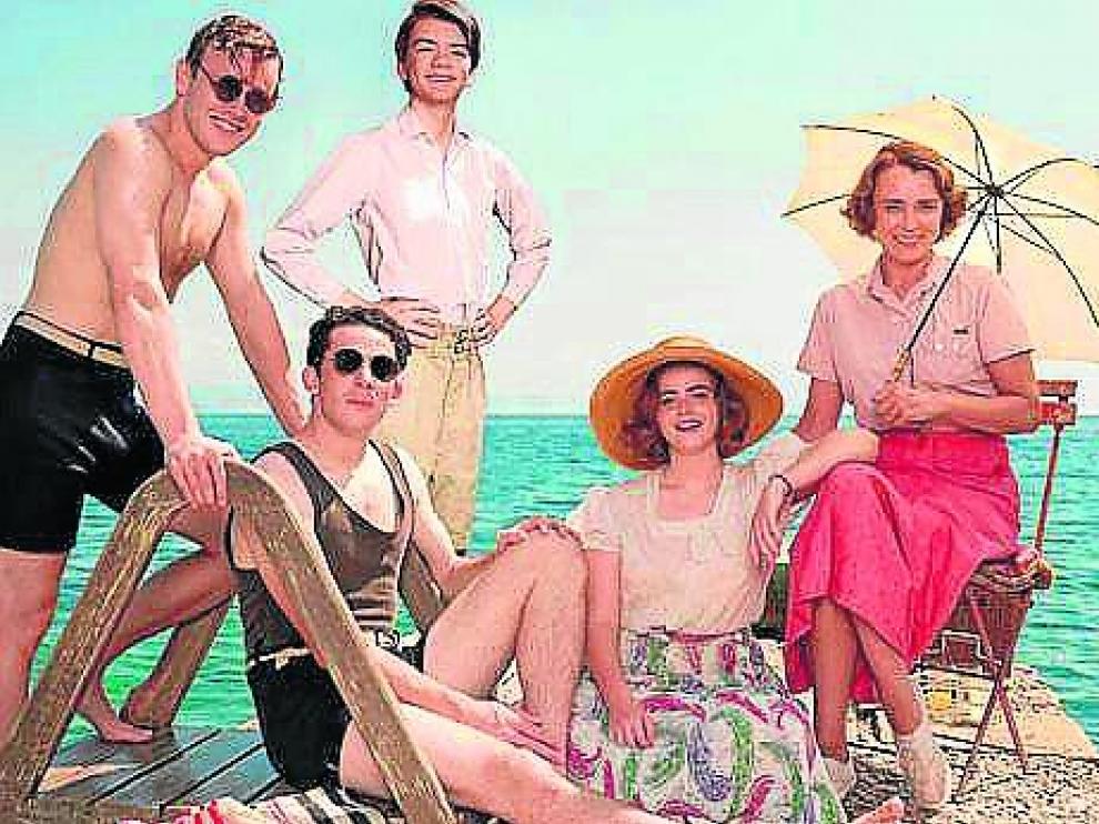 Fotograma de la serie sobre la familia Durrell, basada enTrilogía de Corfú, de Gerald Durrell.
