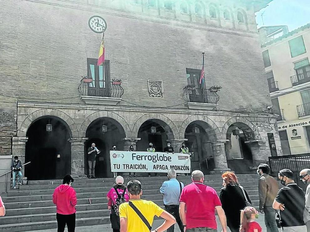 Participantes en la concentración de Ferroatlántica este sábado, en la plaza Mayor de Monzón