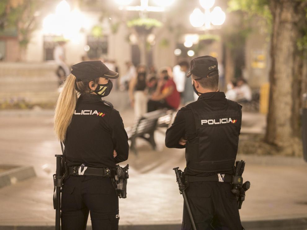 Policías controlando el cumplimiento de las medidas sanitarias en la plaza Navarra tras el fin del estado de alarma.