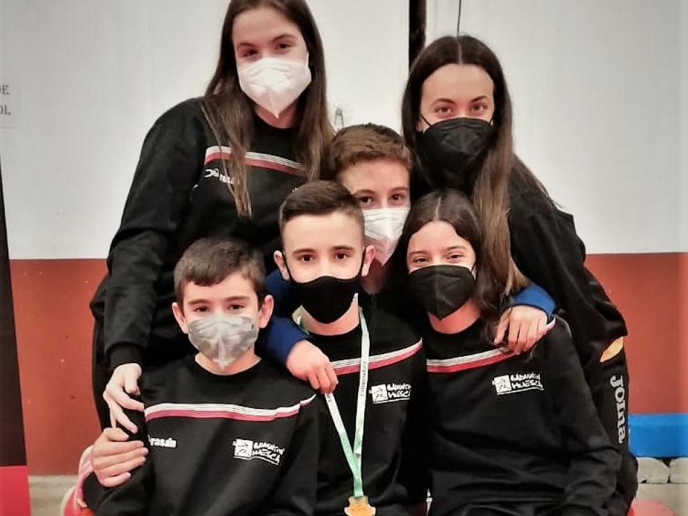 Los seis jugadores oscenses en Villanueva de la Vera y la flamante medalla de Alejandro Gállego.