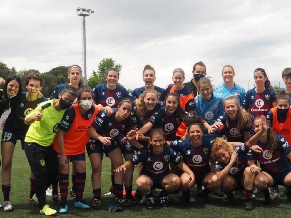 Jugadoras y cuerpo técnico azulgranas celebran la permanencia lograda en Gerona.