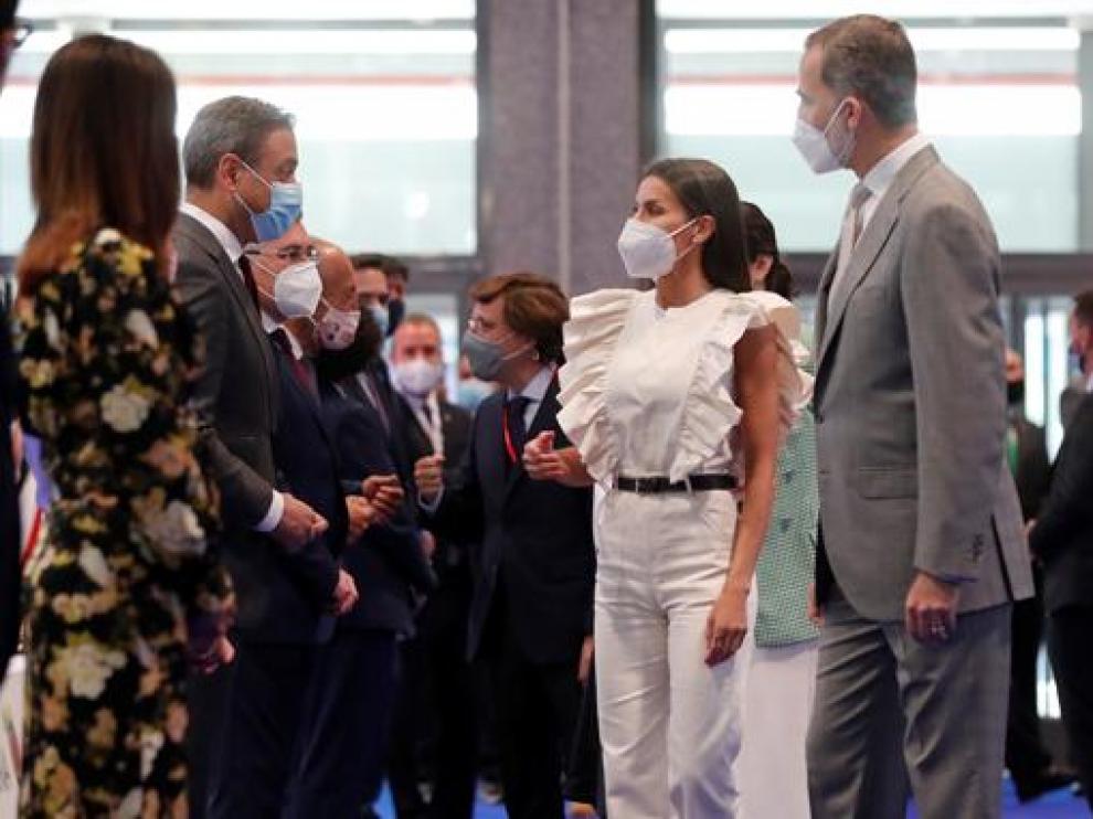 Los reyes don Felipe y doña Letizia conversan con participantes en Fitur 2021.
