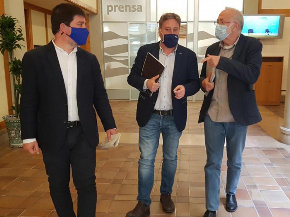 El consejero, en el centro, detalló las ayudas publicadas este jueves en el BOA