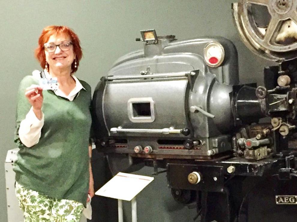 María Ángeles Arasanz ha sido premiada por la persona que más veces ha ido al Cine Salamero usando la tarjeta cultural.