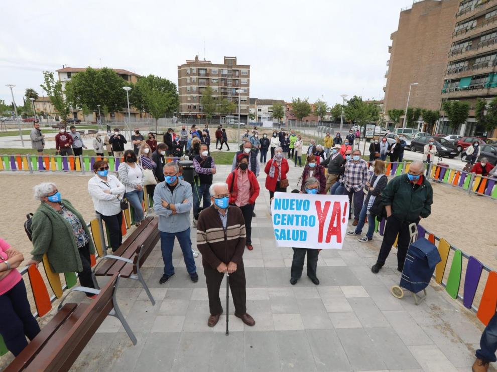 Vecinos de diferentes barrios durante la concentración para pedir el nuevo centro de salud