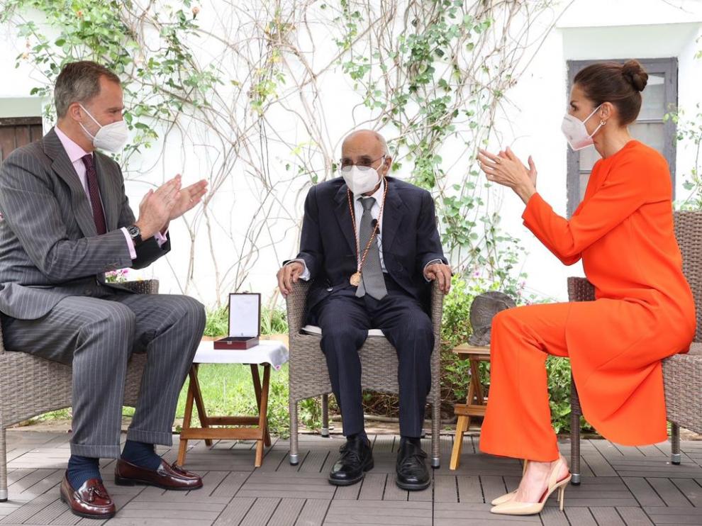 El rey Felipe VI, el poeta Francisco Brines, Premio Cervantes 2020,y la reina Letizia