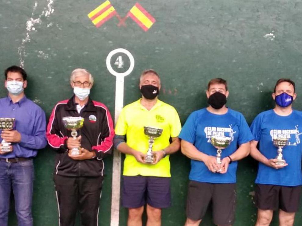 Las parejas que ocuparon los primeros puestos, con sus trofeos.