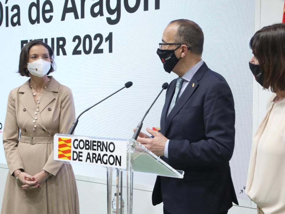 Reyes Maroto, Felipe Faci y Elena Allué en el estand de Aragón ayer en Fitur.