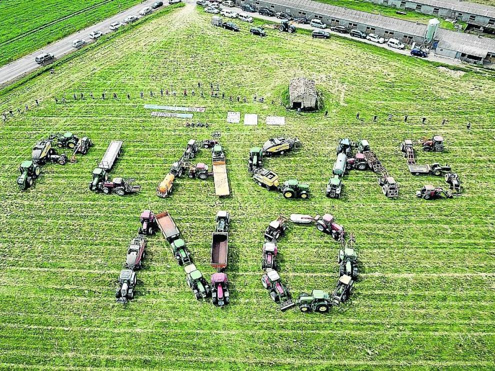 "Placas no" escrito con tractores y maquinaria agrícola