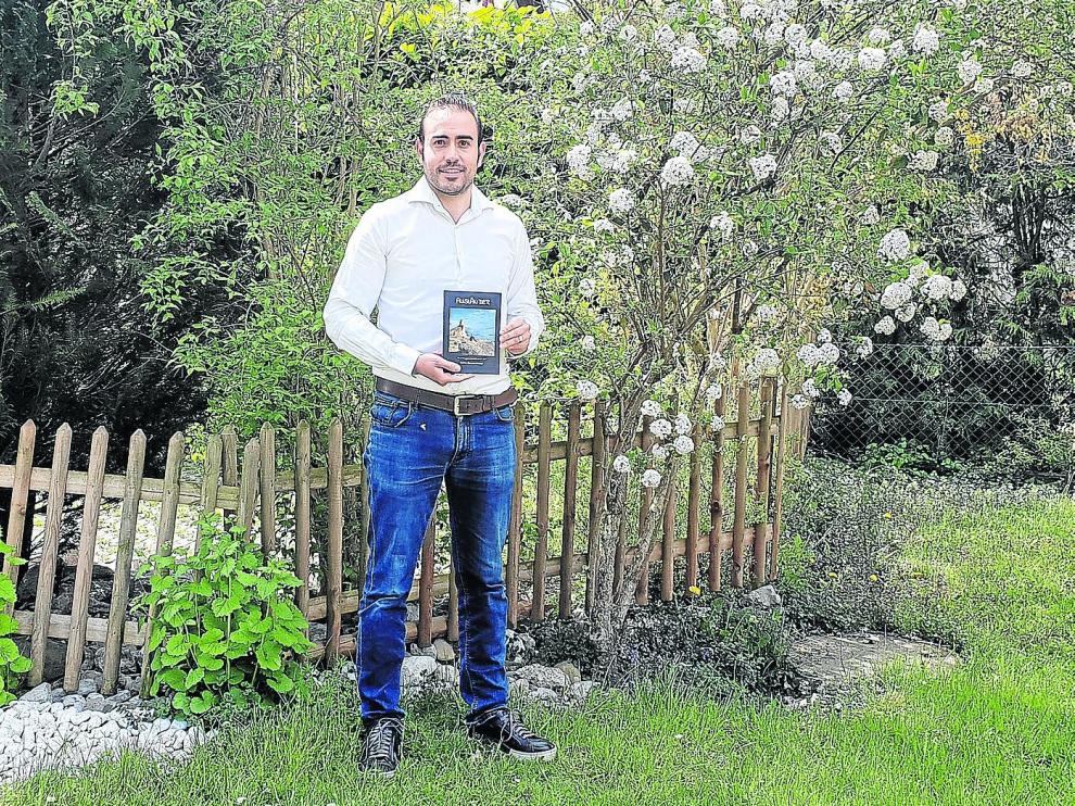 Carlos Clavería Huerva posa con su libro