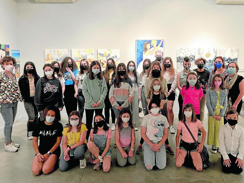 Marian Ruiz, a la izquierda, con sus alumnos en la exposición en el Manuel Benito Moliner.
