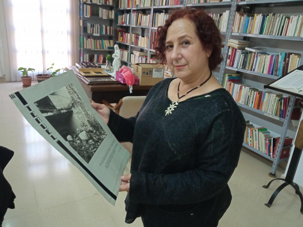 Marta López Beriso con una de las fotos del Museo de los Mártires Claretianos.