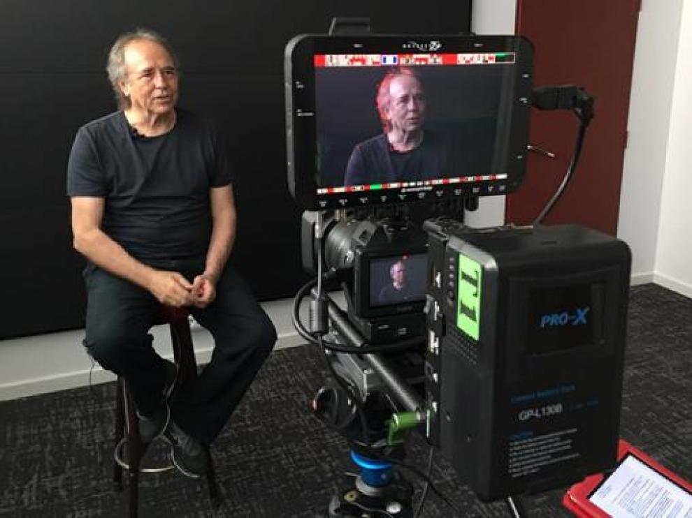 Serrat aparece en el documental.