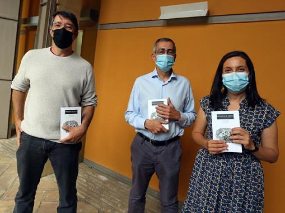 Julio Bernués, Carlos Garcés y Natalia Juan son los tres autores del libro.
