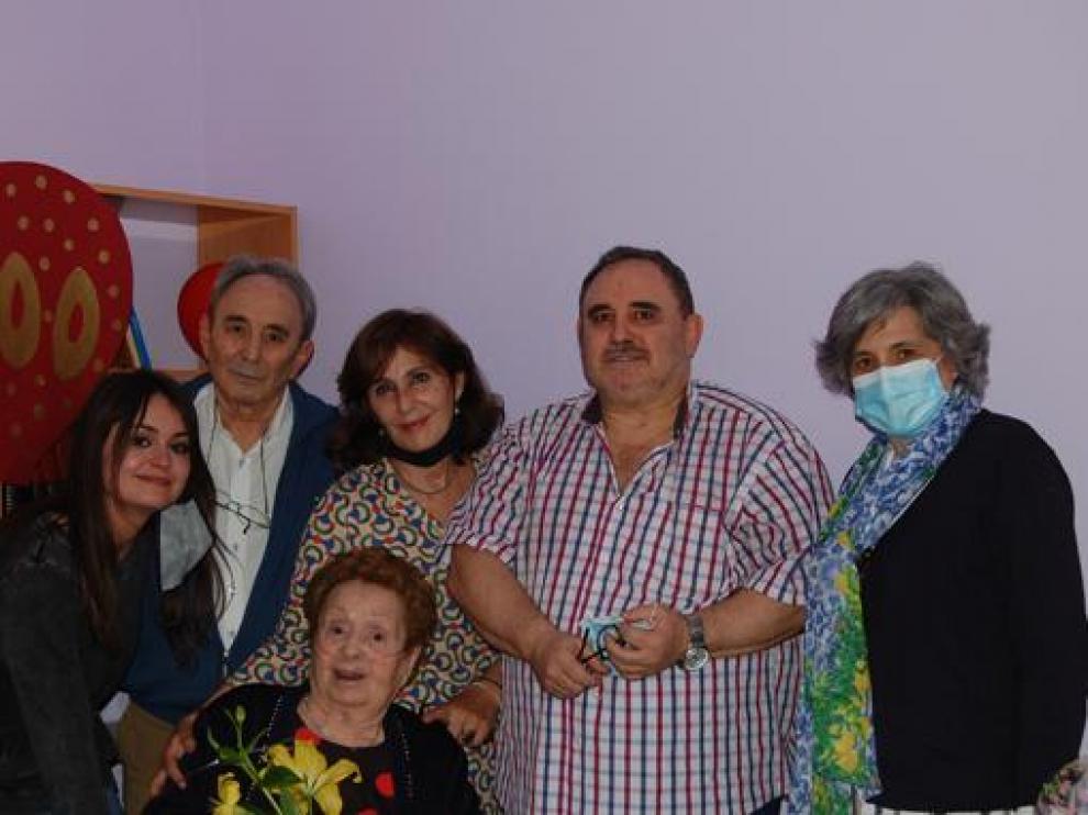 Carmen Blecua, rodeada de su familia