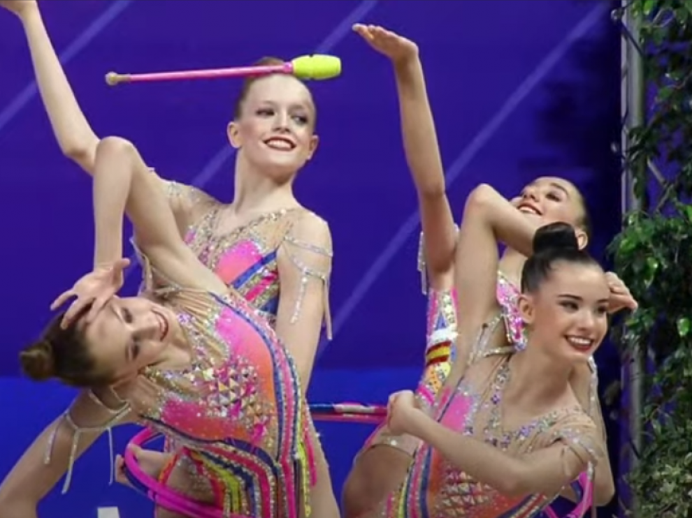 Inés Bergua (derecha) y sus compañeras, en el inicio del ejercicio mixto.