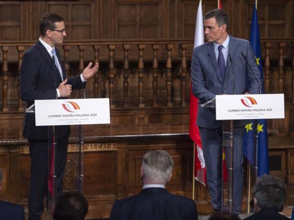 Sánchez (derecha)ha recibido en Alcalá de Henares a su homólogo polaco, Mateusz Moraviecki.