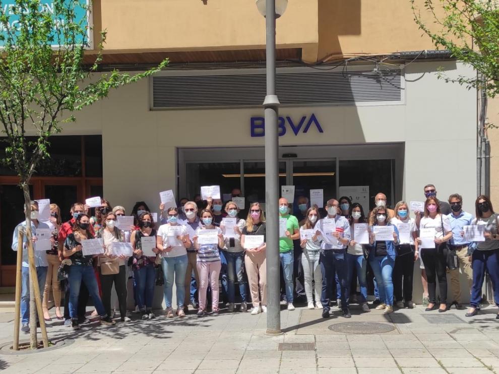 Trabajadores de la entidad situada en la calle Zaragoza durante la jornada de huelga