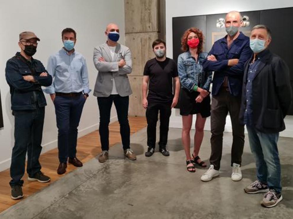 Algunos de los artistas que participan en la muestra con representantes del Gobierno de Aragón.