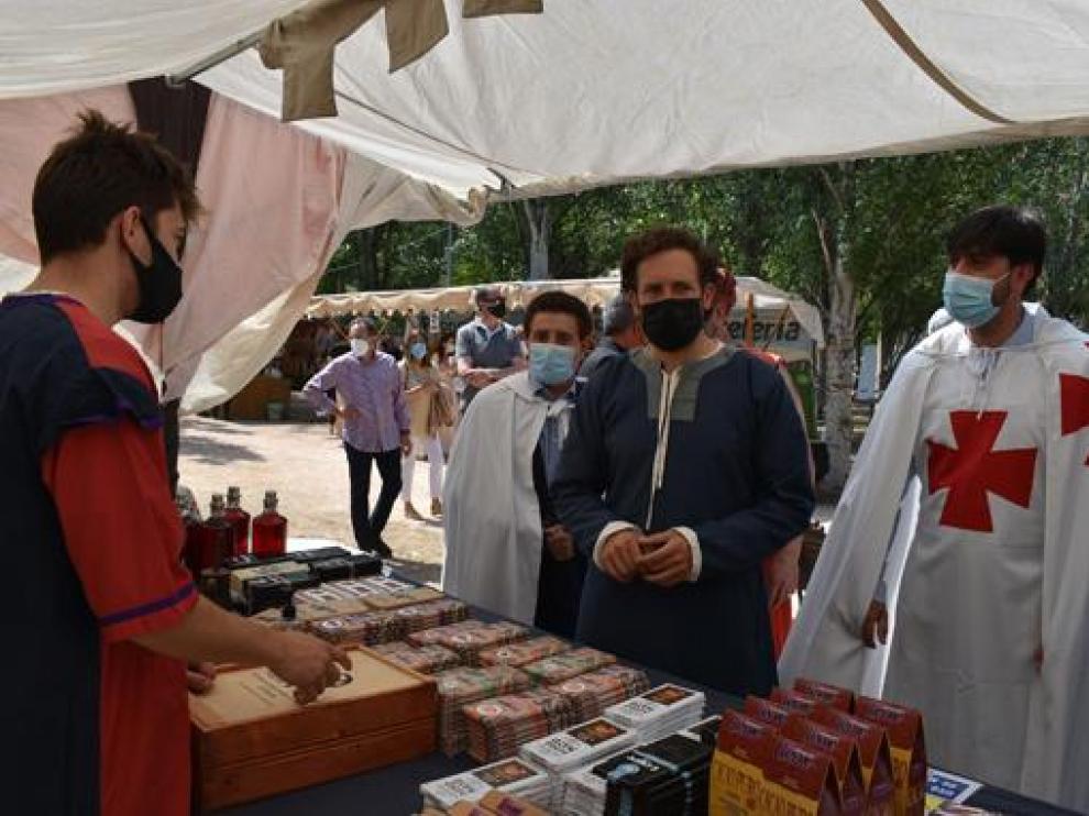 El alcalde de Monzón visitando la feria