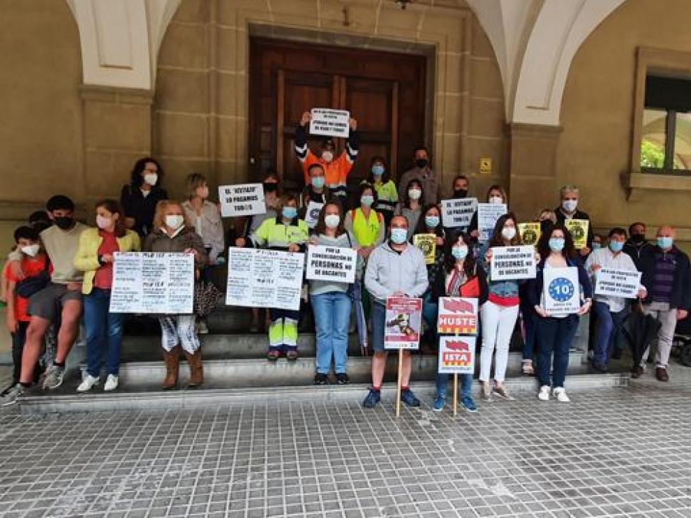 Interinos oscenses concentrados contra la reforma del Ebep.
