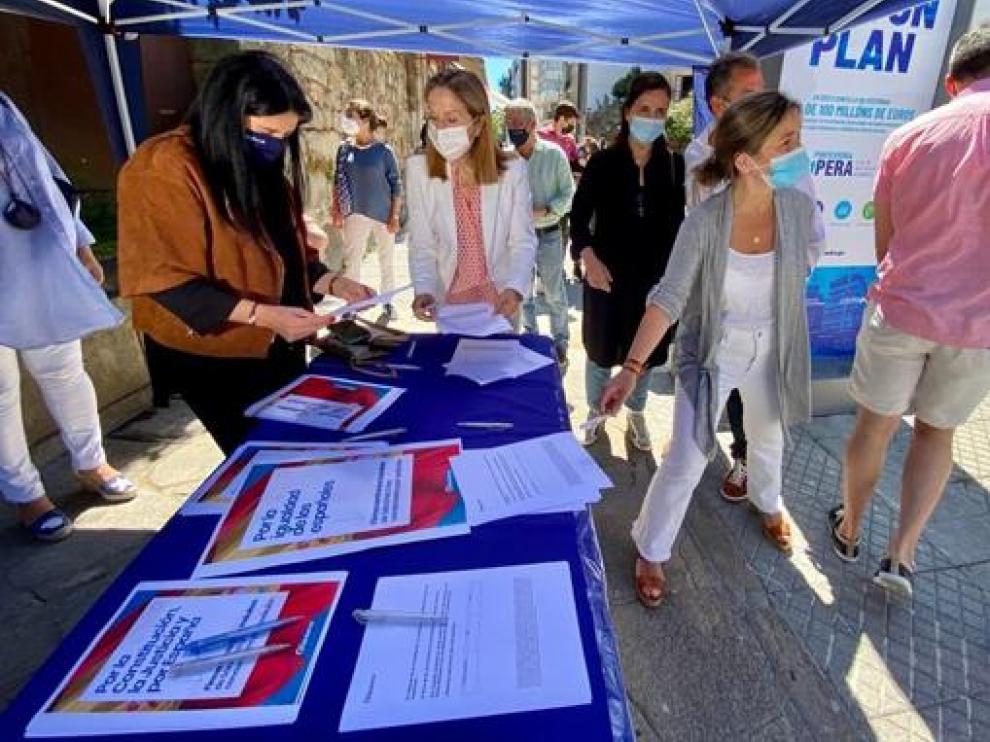 Ana Pastor durante la recogida de firmas en Pontevedra.