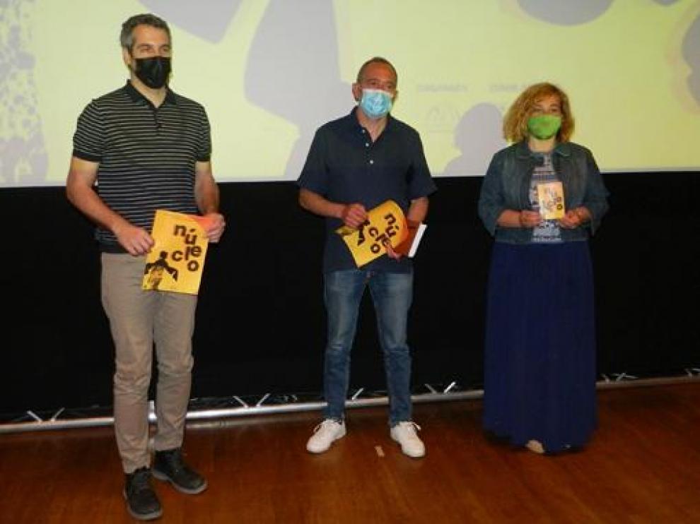 El técnico Jorge Mur y los ediles Javier Acín y Olvido Moratinos, presentando el nuevo festival, en el Palacio de Congresos de Jaca