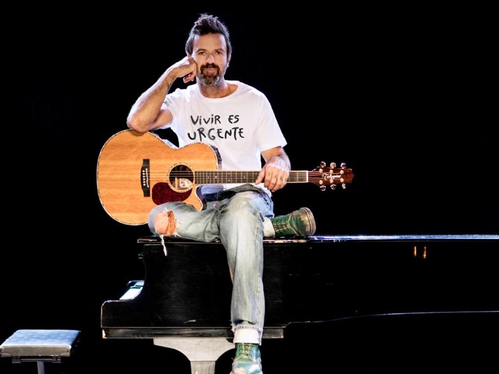 Pau Donés con su camiseta solidaria con el lema “Vivir es Urgente”