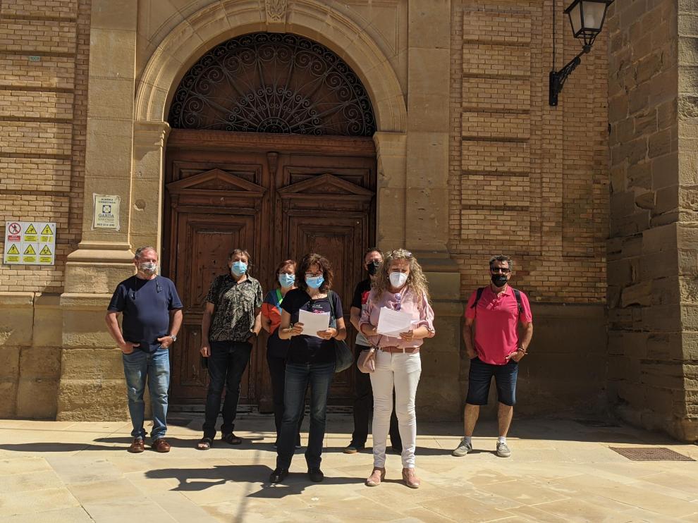 Miembros de la Plataforma para la Defensa del Patrimonio frente a la fachada del Seminario