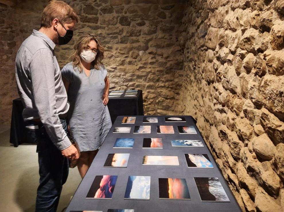 El presidente ribagorzano Marcel Iglesias y la técnico de Cultura, Loli Gracia, en la exposición