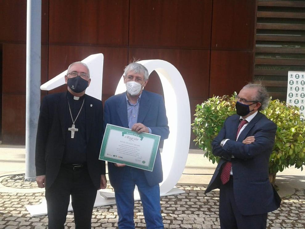 Ángel Huguet, en el centro, recibe este reconocimiento por su labor.