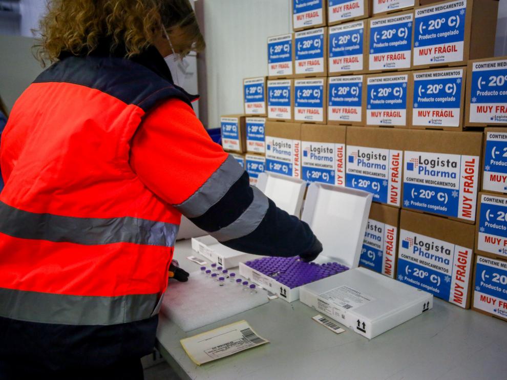 Una trabajadora coloca cajas con vacunas en el centro logístico Pharma de Leganés.