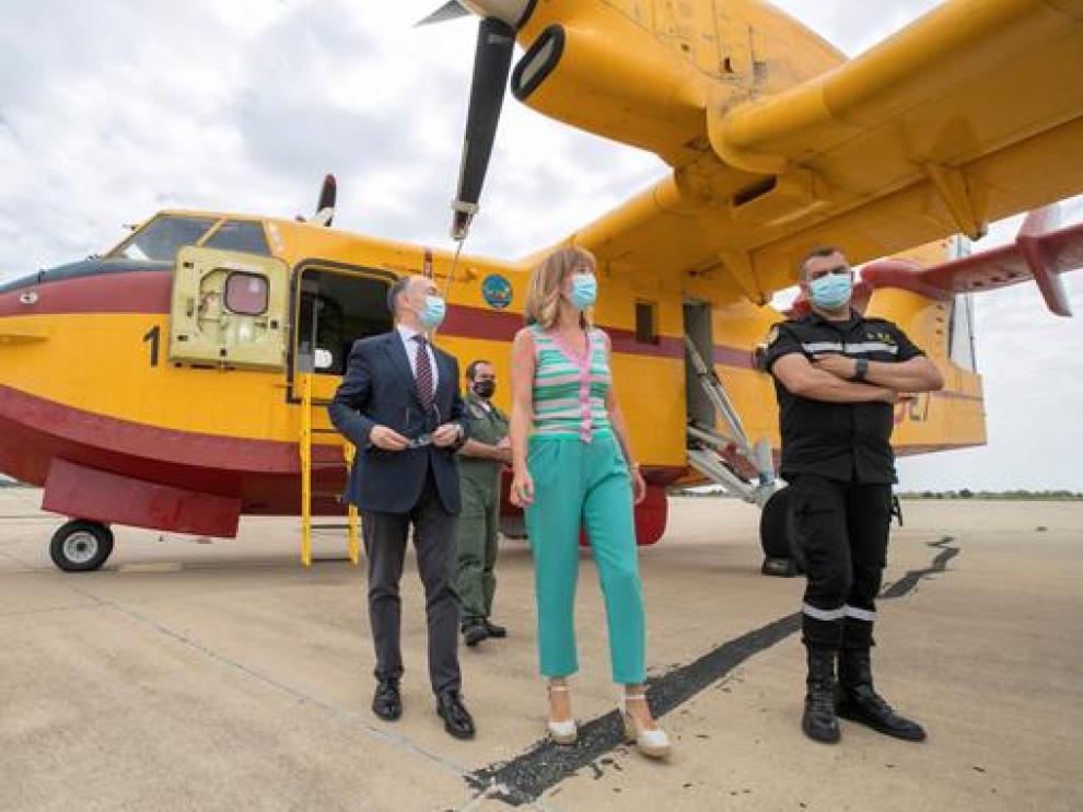 La delegada del Gobierno en Aragón, Pilar Alegría, durante su visita ayer a la Base Aérea de Zaragoza.