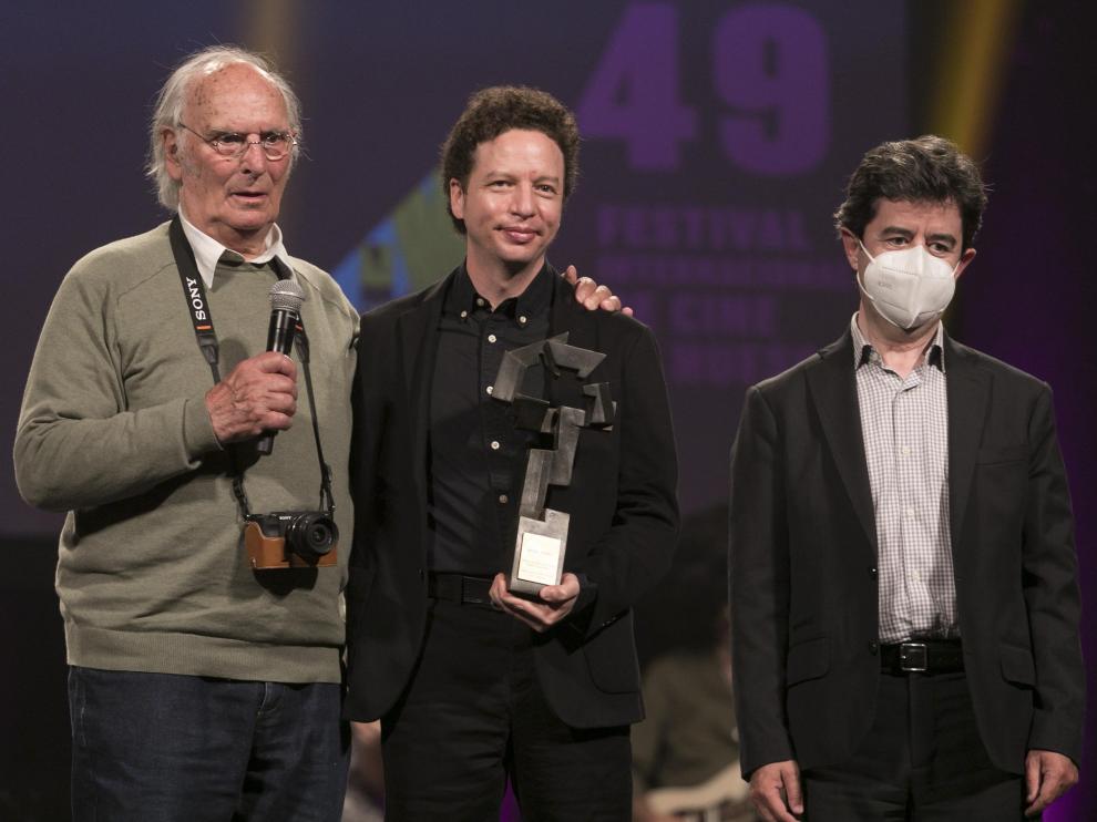 Carlos Saura (izquierda) y Luis Felipe (derecha) entregaron el premio a Michel Franco.