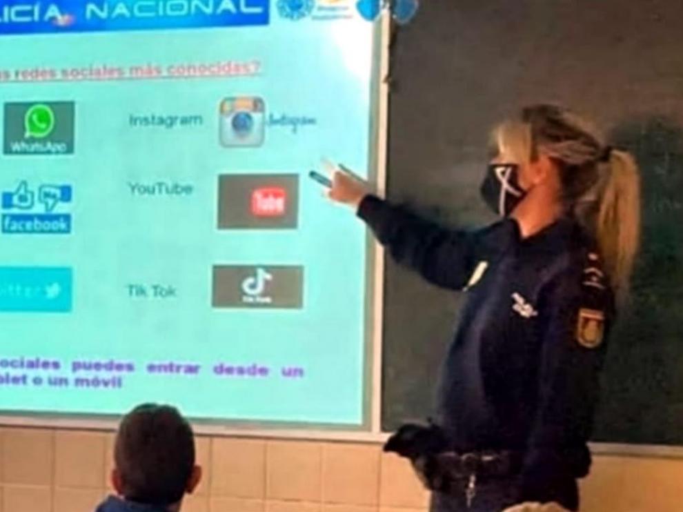 Una de las sesiones sobre prevención y seguridad impartidas por los agentes.