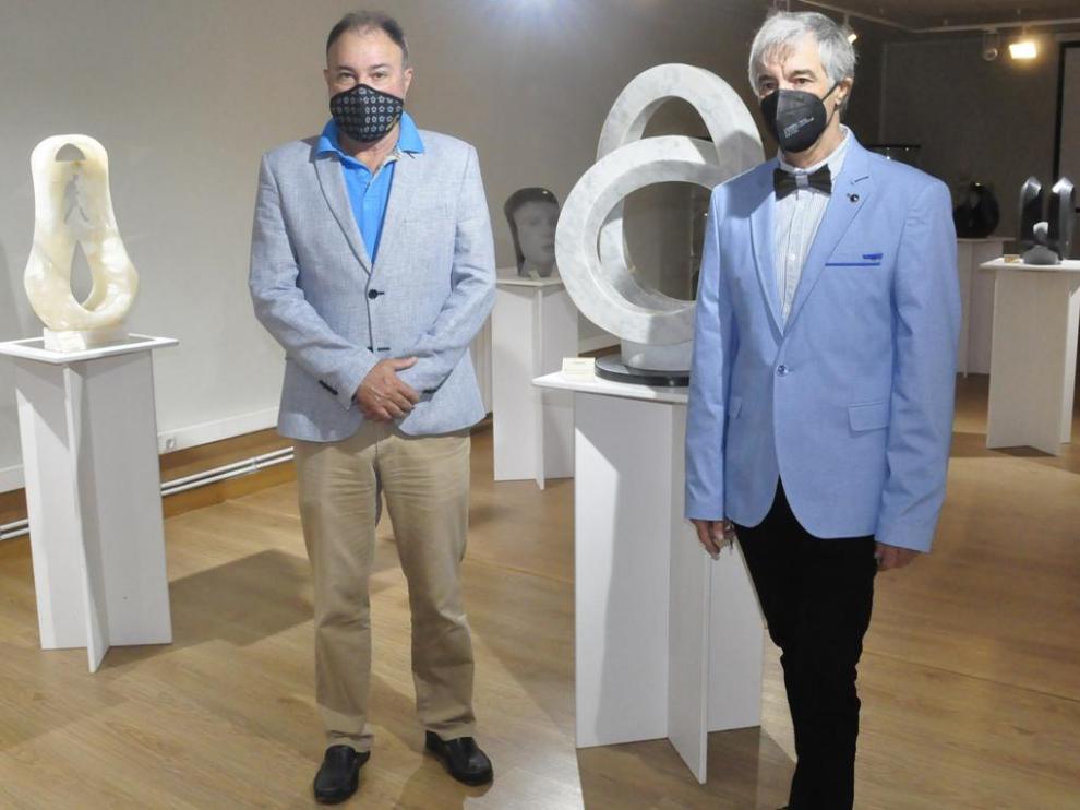 Exposición de Pedro Anía Gérez (a la derecha) en la Sala Burnao con el coronel Francisco Rubio (a la izquierda)