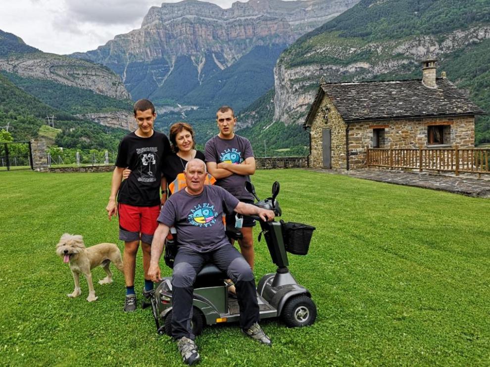 José Antonio Oliván, con su familia en la explanada del Hotel Villa Russel de Torla.