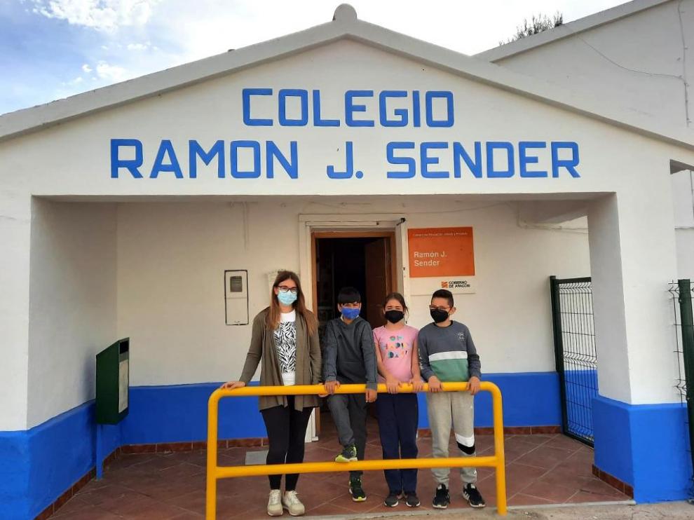 La maestra con los tres alumnos de este curso del colegio Ramón J. Sender, dos de los cuales pasan al instituto, pero llegan otros dos que evitan el cierre