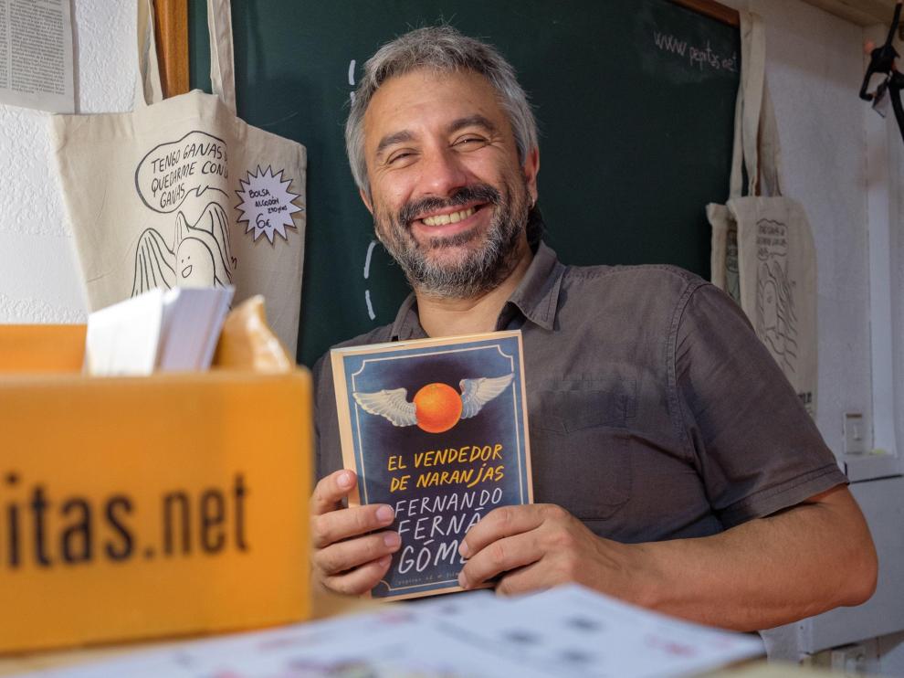 Julián Lacalle, editor de Pepitas de Calabaza,muestra El vendedor de naranjas.