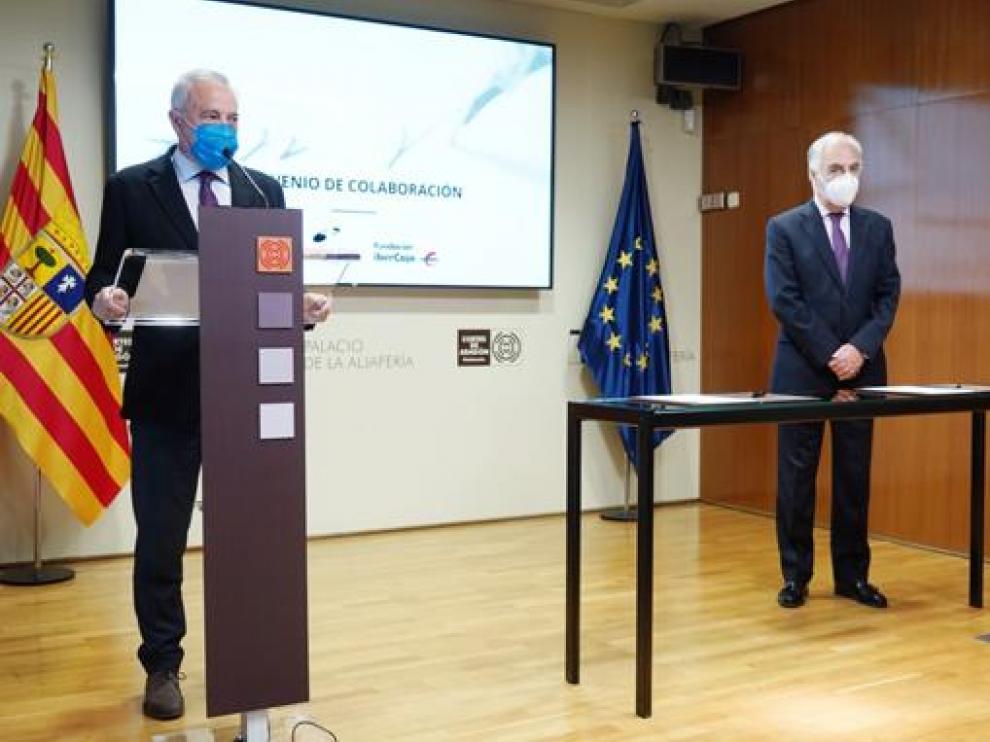 El presidente de las Cortes de Aragón y copresidente de la Fundación Giménez Abad, Javier Sada, y el director general de la Fundación Ibercaja, José Luis Rodrigo