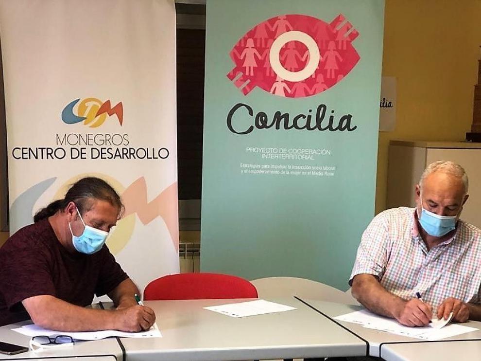 Un momento de la firma del convenio