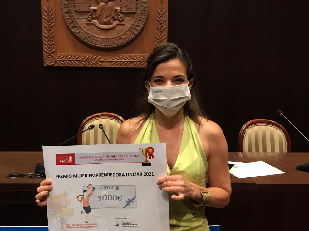 Raquel Pérez Ordás muestra el diploma que la acredita como ganadora.