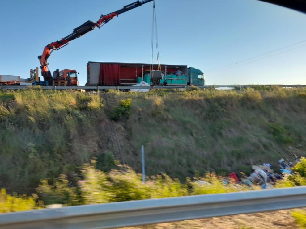 El camión grúa realiza las labores para recuperar la carga del camión.