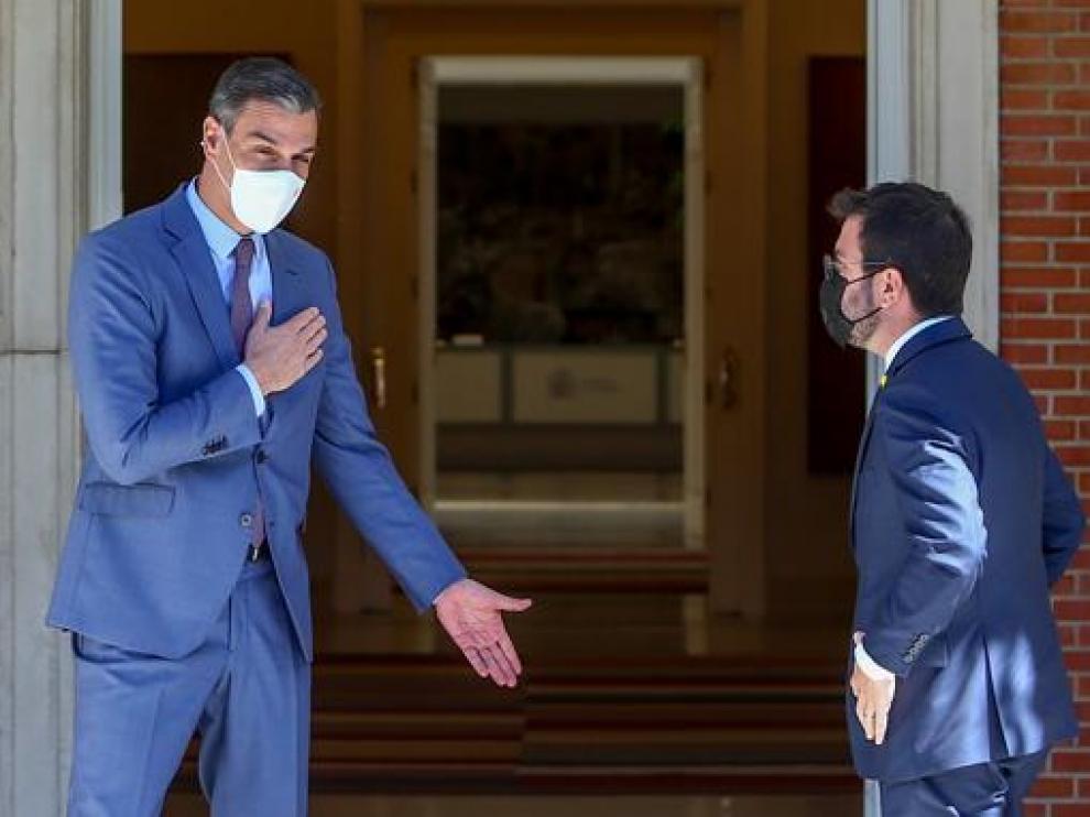 Sánchez recibe a Aragonès en Moncloa antes de dar comienzo a su reunión de este martes.