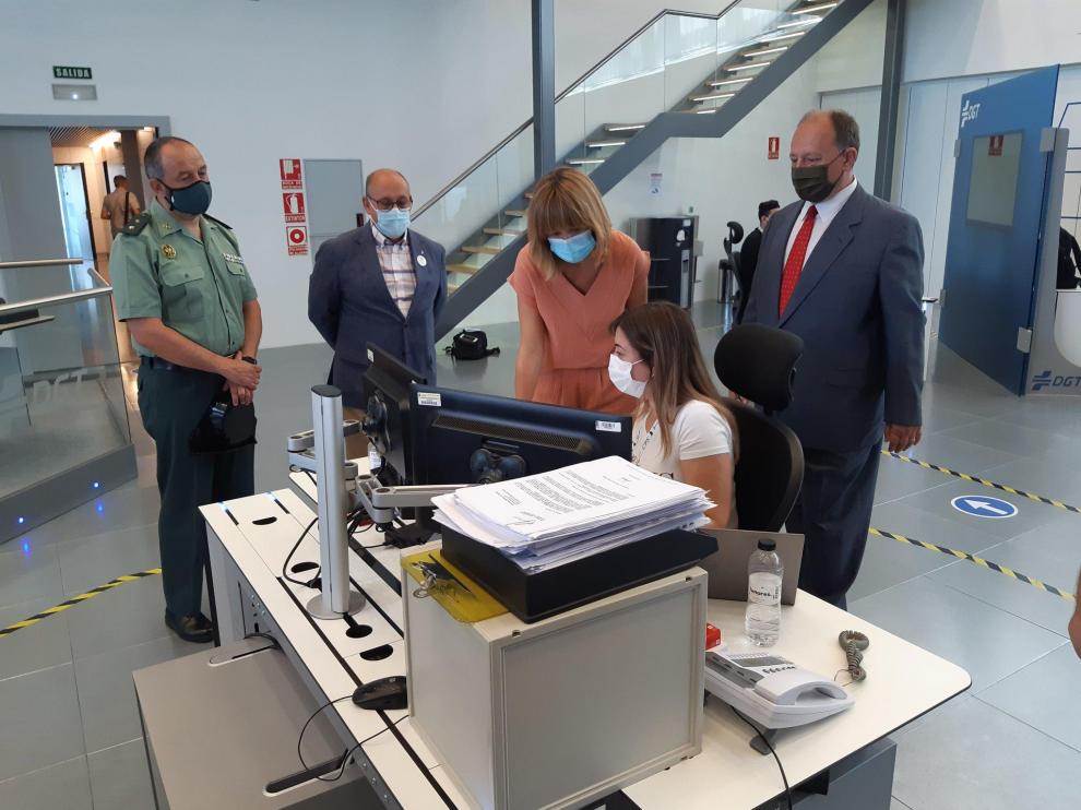 La delegada del Gobierno en Aragón, Pilar Alegría, ha visitado este vienes el Centro de Gestión del Tráfico Pirineos-Valle del Ebro de DGT
