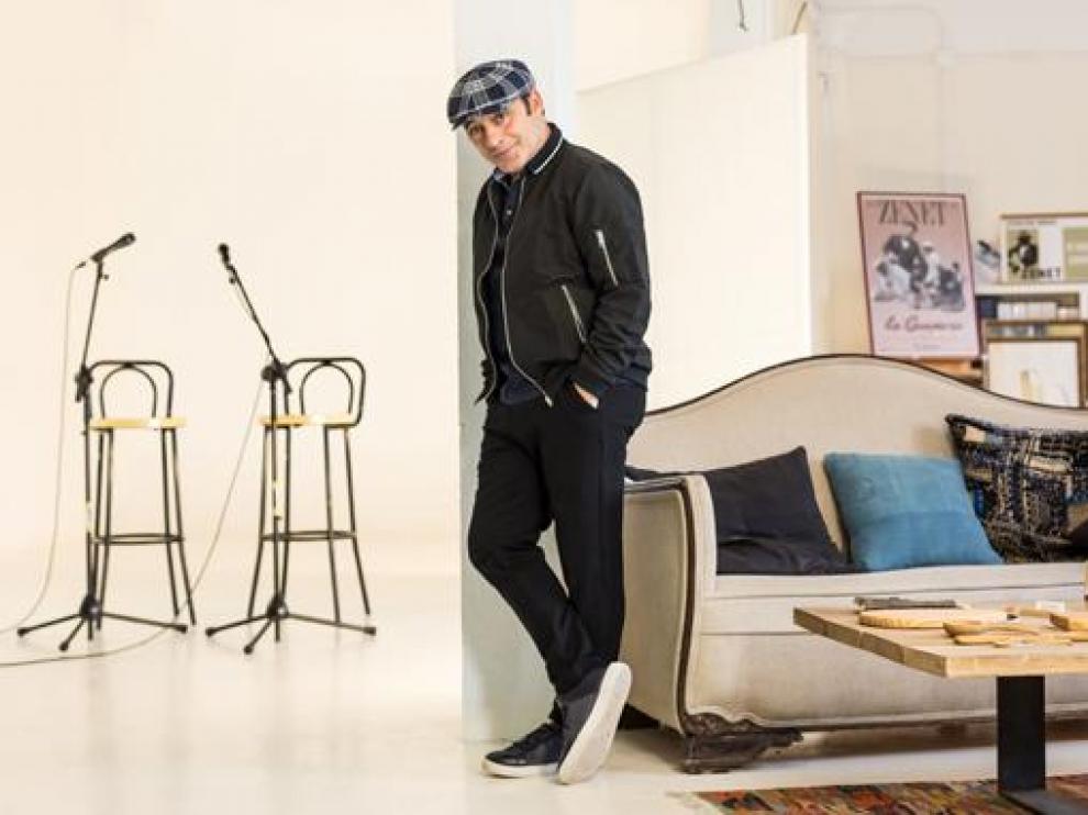 El artista malagueño Toni Zenet posa en el estudio donde realizó las grabaciones de Zenetianos.