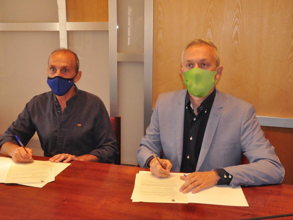 Alberto Ayora y Juan Manuel Ramón, durante la firma del convenio, en el Salón de Ciento del Ayuntamiento de Jaca.